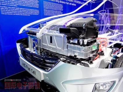 2012年度巴黎車展:韓國車廠Hyundai的ix35 Fuel Cell是以氫燃料電池為動力，將氫轉換成電力供應至電動馬達，所產生的物質只有水