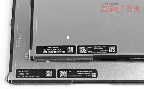 iPad 4顯示器（下）與iPad 3（上）對(duì)比